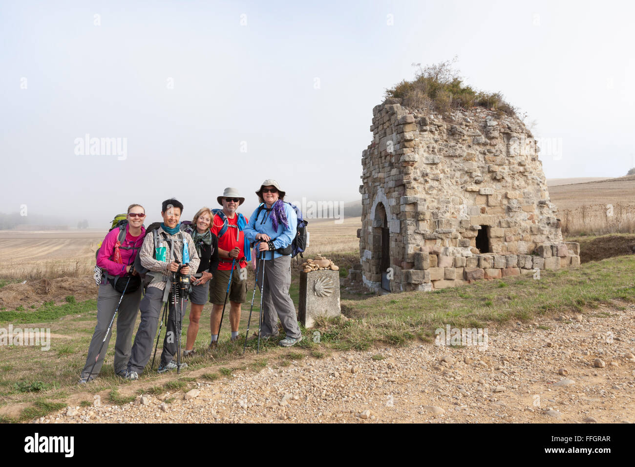 Villafranca Montes de Oca, Espagne : family posing à la ruine du Monastère de San Félix de Oca sur le Camino francés. Banque D'Images