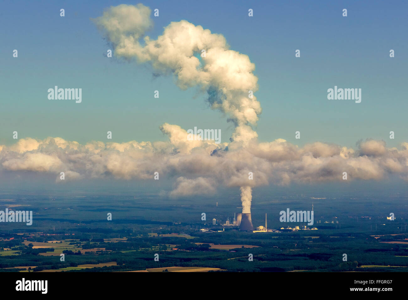 Vue aérienne, Lingen centrale nucléaire, nuclear power plant Lingen avec les nuages en forme d'une croix, la PPN Lingen, tour de refroidissement, Lingen, Banque D'Images Vue aérienne, Lingen centrale nucléaire, nuclear power plant Lingen avec les nuages en forme d'une croix, la PPN Lingen, tour de refroidissement, Lingen, Banque D'Images
