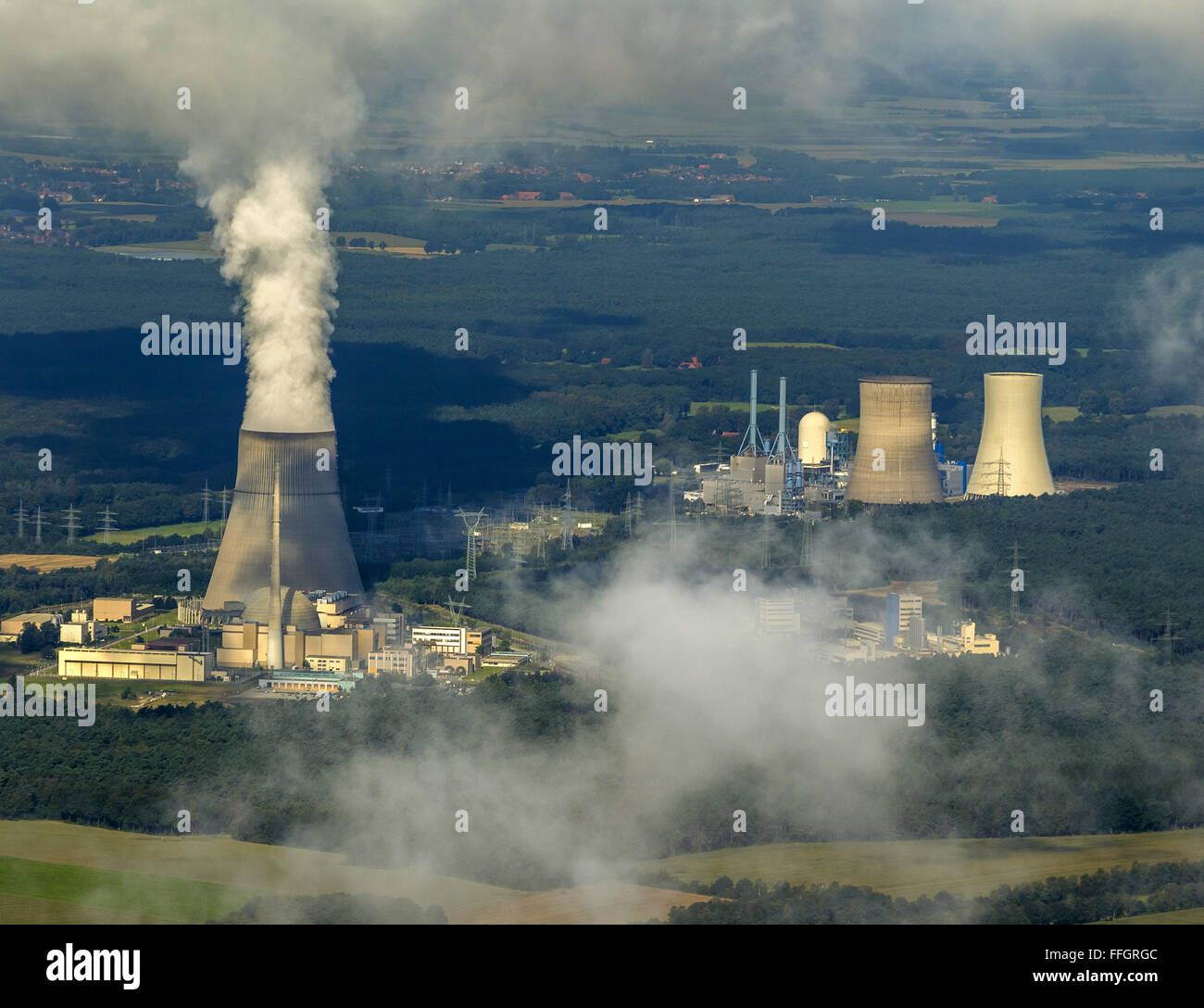 Vue aérienne, Lingen, centrale nucléaire centrale nucléaire de Lingen avec des nuages, la PPN Lingen, tour de refroidissement, Lingen, Emsland, Banque D'Images Vue aérienne, Lingen, centrale nucléaire centrale nucléaire de Lingen avec des nuages, la PPN Lingen, tour de refroidissement, Lingen, Emsland, Banque D'Images
