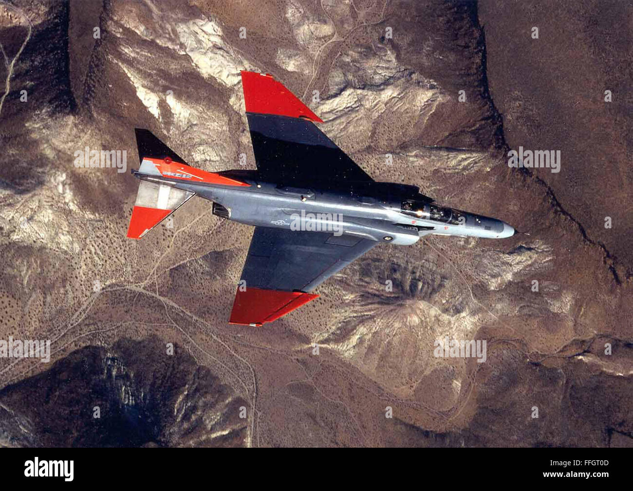 Le drone QF-4, utilisé pour les essais d'armes, est vu en vol alors qu'il est suivi par un missile à Tyndall AFB, en Floride. Ces drones servent de cibles mobiles dans les essais d'armes. Banque D'Images