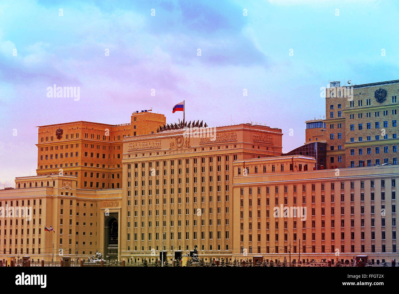 Bel immeuble du ministère de la défense de la Fédération de Russie à Moscou photographié close up Banque D'Images