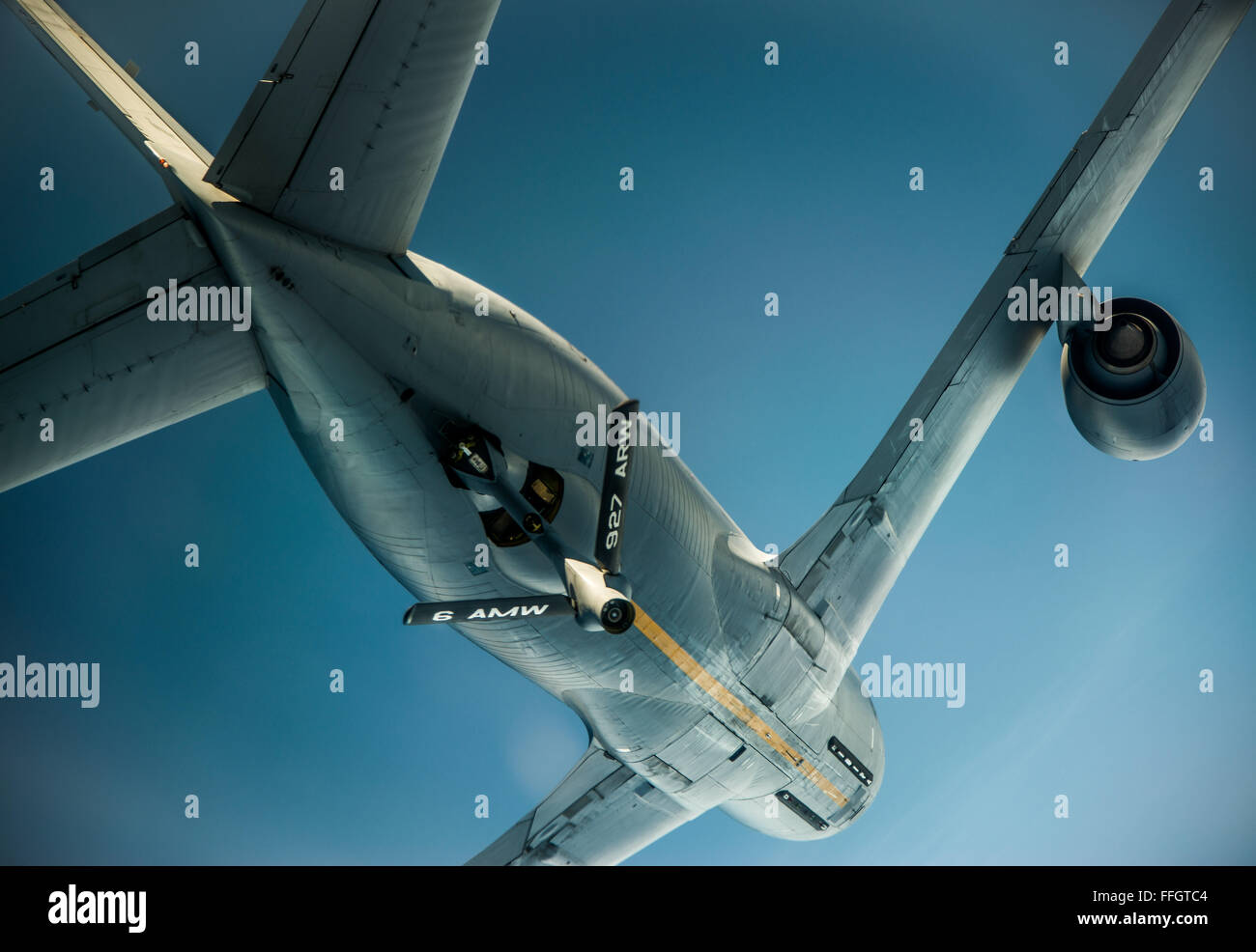 Un 927th Wing de ravitaillement en vol KC-135 Stratotanker monte au-dessus après avoir fait le plein d'un C-17 Globemaster III, 1 juillet 2014. Le C-17 s'appuie sur aerial refueling à remplir des missions à longue distance dans et hors du théâtre des opérations. Banque D'Images