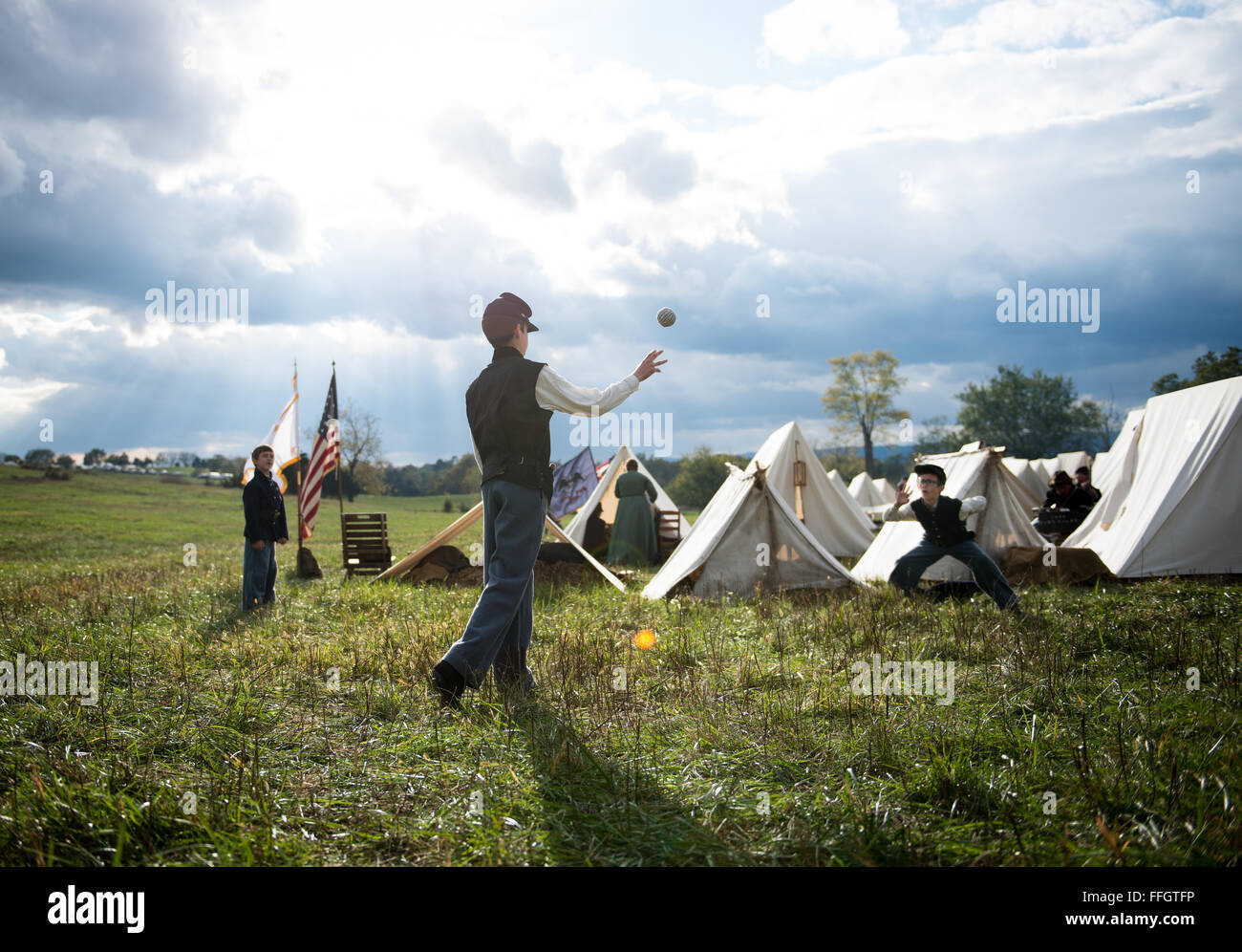 Dean Badamo (milieu), 9, avec ses frères Steve, 11 ans, et Joseph, 6, jouer à un jeu de jeter après la première reconstitution d'un combat à la bataille de Cedar Creek. Les trois garçons accompagnés de leur père, Thomas Badamo, à la remise en vigueur pour le 151e anniversaire de la bataille. Banque D'Images