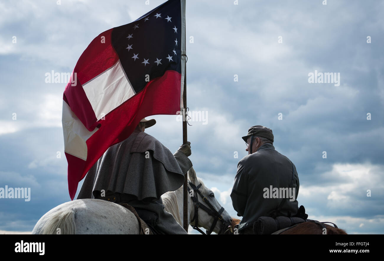 Deux Confederate de reconstitution historique attendre une bataille pour démarrer en maintenant le premier drapeau confédéré national à la bataille de Cedar Creek près de Middletown, en Virginie. Banque D'Images