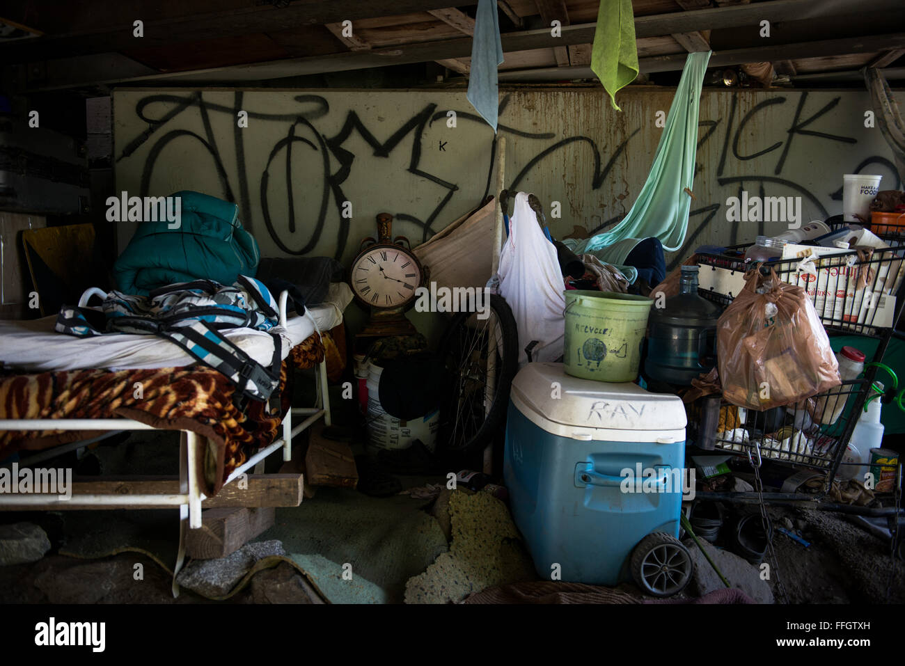 Johnny's home est situé sous un pont à El Monte, Californie. Bien que Johnny "Le maire" est sans-abri, il a été recruté par le vétérinaire Chasseurs d'être un représentant de l'organisation à but non lucratif à d'autres membres qui sont sans abri ou entrant en ce moment dans la région qu'il vit. Banque D'Images
