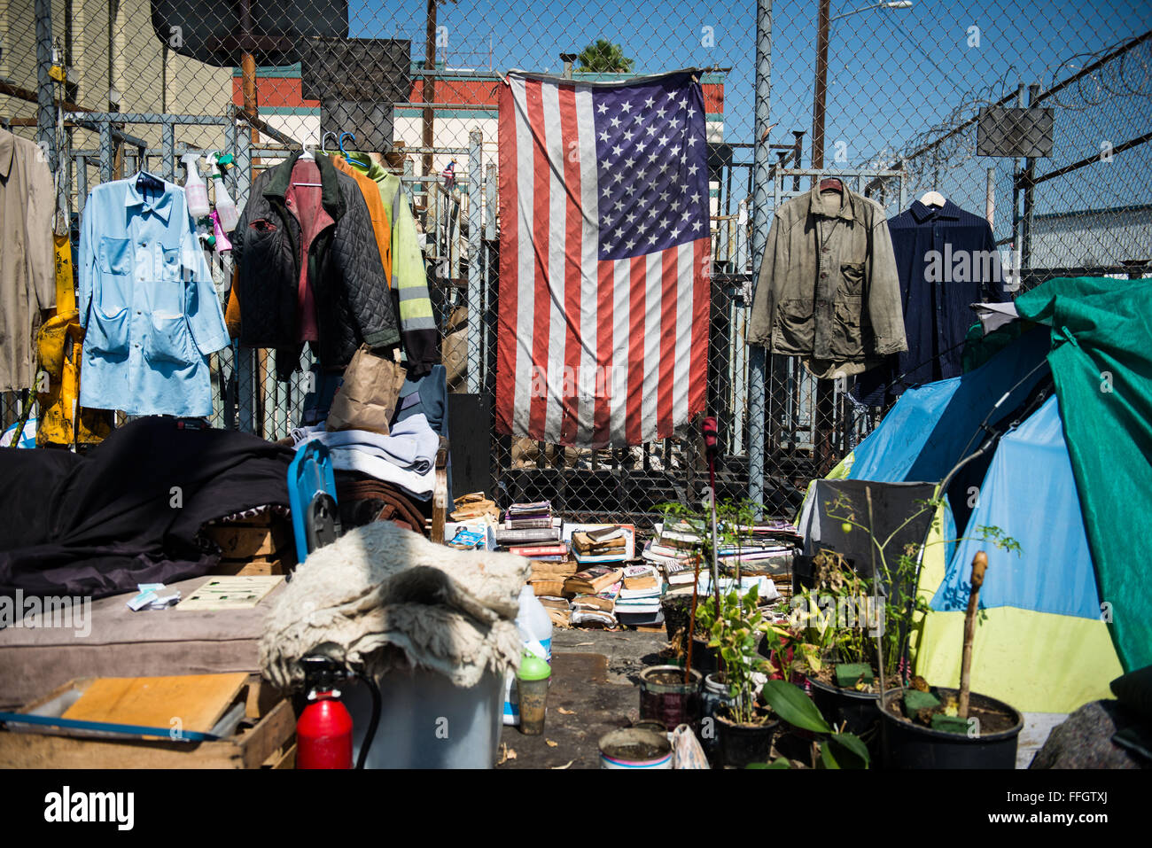 Skid Row est un secteur du centre-ville de Los Angeles et une zone principale que le vétérinaire recherche chasseurs pour anciens combattants sans abri et les personnes qui ont besoin d'aide. Skid Row est un 54-bloc zone avec des milliers de personnes sans abri. C'est l'une des plus grandes sections de sans-abri dans le pays. Banque D'Images