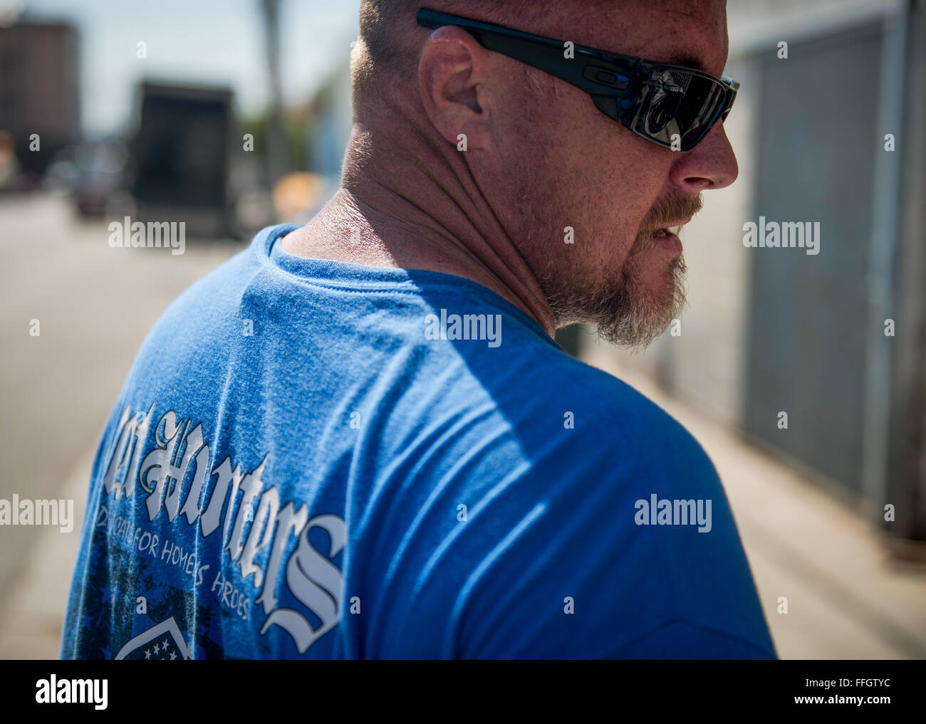 Travis Goforth promenades autour de clochards et d'autres camps de sans-abri avec des chasseurs d'EFP shirts, qui aide les personnes sans abri prévenir qu'il est là pour essayer d'aider et qu'il n'est pas la police. Avec beaucoup de personnes sans abri à l'aide de stupéfiants ou d'autres activités illégales, beaucoup de gens se cacher lorsque des personnes approche. Lorsque Goforth, porte des chasseurs de l'EFP shirts, les gens prennent conscience de qui lui et son groupe sont et sont plus disposés à être confrontés Banque D'Images