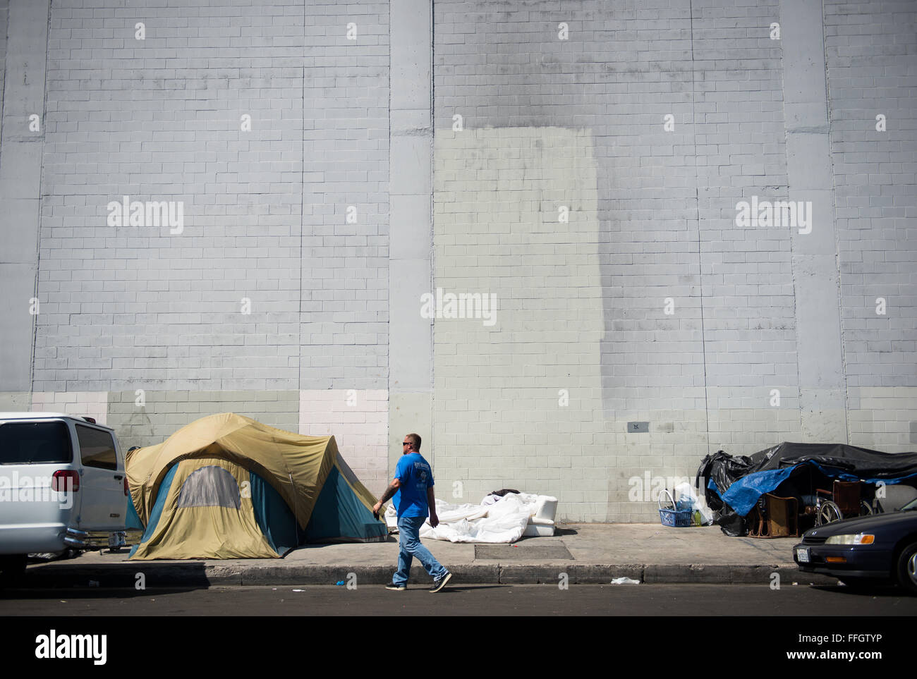 Vet Hunter Travis Goforth, un vétéran de l'armée, promenades dans les rues de Los Angeles, principalement Skid Row, à Anciens combattants sans abri. Les chasseurs de l'EFP est un projet à but non lucratif avec des bénévoles qui vont sur la communauté et aider les anciens combattants qui ont été égarés par l'itinérance. Banque D'Images