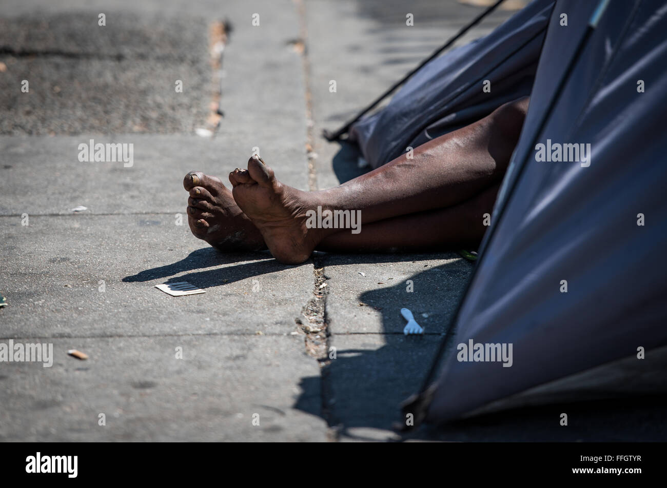 Skid Row est un secteur du centre-ville de Los Angeles et une zone principale que les chasseurs de l'EFP sur pour rechercher d'anciens combattants sans abri et les personnes qui ont besoin d'aide. Skid Row est un 54-bloc zone avec des milliers de personnes sans abri. C'est l'une des plus grandes sections de sans-abri dans le pays. Banque D'Images