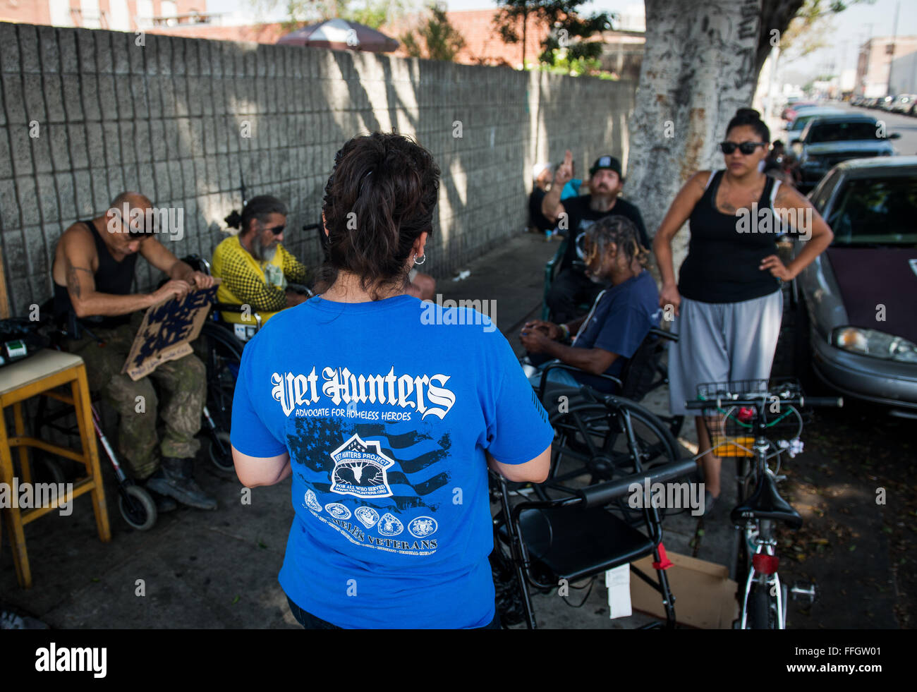 Vet Hunter Mayra Galice parle à un petit groupe de personnes sans abri sur Skid Row pour voir s'ils sont anciens combattants ou s'ils connaissent une anciens combattants sans abri à proximité. Les chasseurs de l'EFP est un projet à but non lucratif avec des bénévoles qui vont sur la communauté et aider les anciens combattants qui ont été égarés par l'itinérance. Banque D'Images