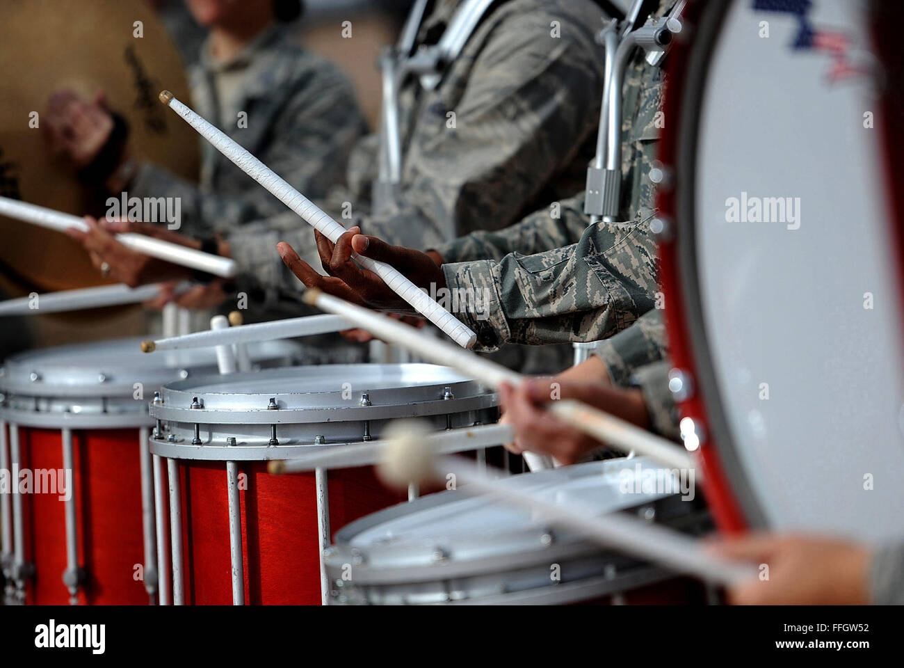 U.S. Air Force Academy cadets bande jouer avant le match de football de l'académie américaine contre l'Académie militaire de West Point à Falcon Stadium à Colorado Springs, Colorado Air Force a gagné le match 24-14. Banque D'Images