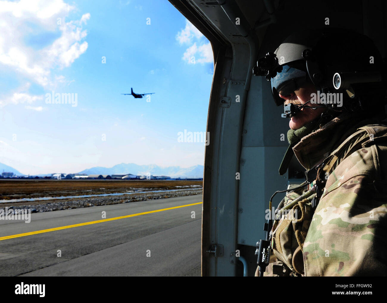 Le conseiller-maître Sgt. Todd Peplow, une antenne gunner avec le 438th escadron expéditionnaire de la comité consultatif, donne sur la piste de l'aéroport international de Kaboul après avoir effectué un vol entre Jalalabad et Kaboul, Afghanistan. Peplow est actuellement déployé pour offrir des services consultatifs pour les Afghanes air force flight engineers. Banque D'Images