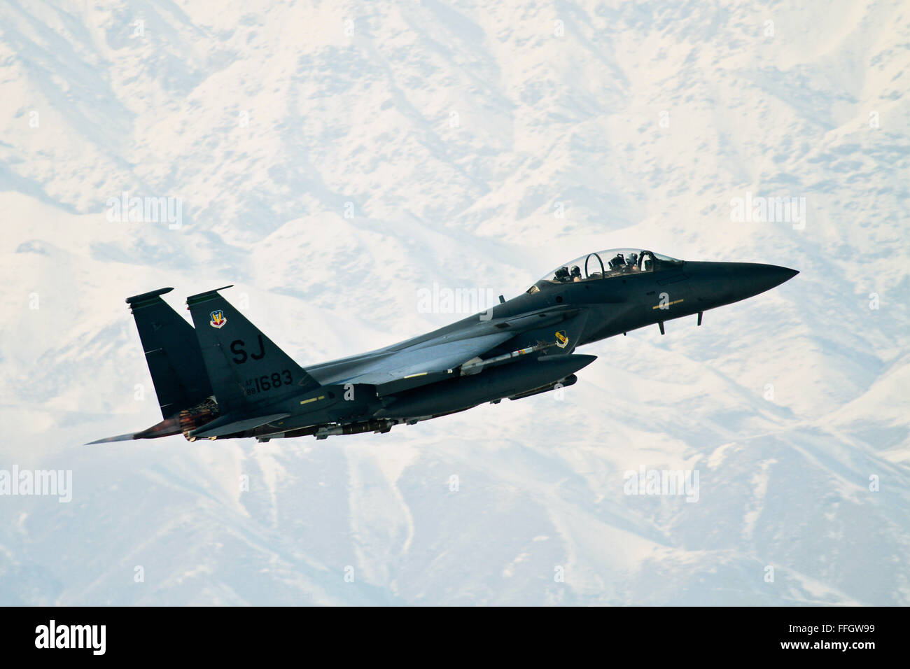 Un U.S. Air Force F-15E Strike Eagle de la 335e Escadron expéditionnaire prend son envol, le 13 février, l'air de Bagram, en Afghanistan. La 335e est déployé à partir de Seymour Johnson Air Force Base, N.C. Banque D'Images
