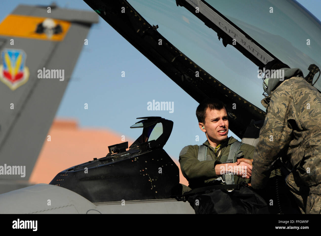 1er Lieutenant Matthew Van Baren, un pilote affecté au 4ème escadron de chasse, serre la main du chef de l'équipe de marque Senior Airman Jefferson, avant la deuxième journée de vol au drapeau rouge 12-2 à Nellis Air Force Base, Nevada partenaires de coalition en provenance de Corée du Sud et l'Arabie saoudite a participé à l'exercice multinational interarmées c'est eu lieu depuis 1975. Banque D'Images