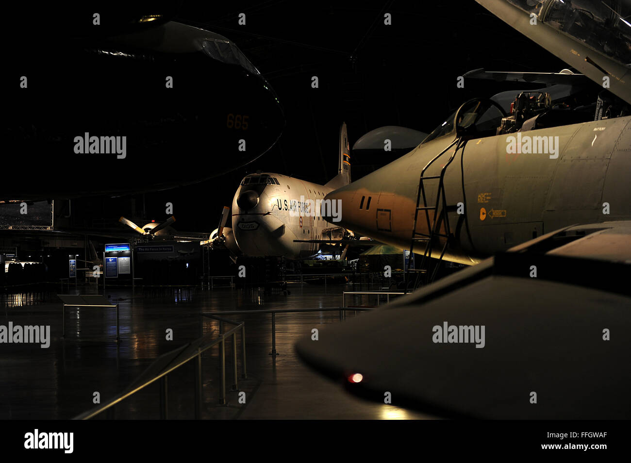 Douglas C-124 Globemaster II a fourni le transport aérien lourd pendant la guerre de Corée et l'Asie du sud-est la guerre. D'autres ponts aériens importants menés par C-124's : missions de ravitaillement, évacuation de réfugiés à Antartica au Congo, et vols de secours au Maroc, au Chili, et ailleurs dans le monde à la suite d'inondations et autres catastrophes naturelles. Banque D'Images
