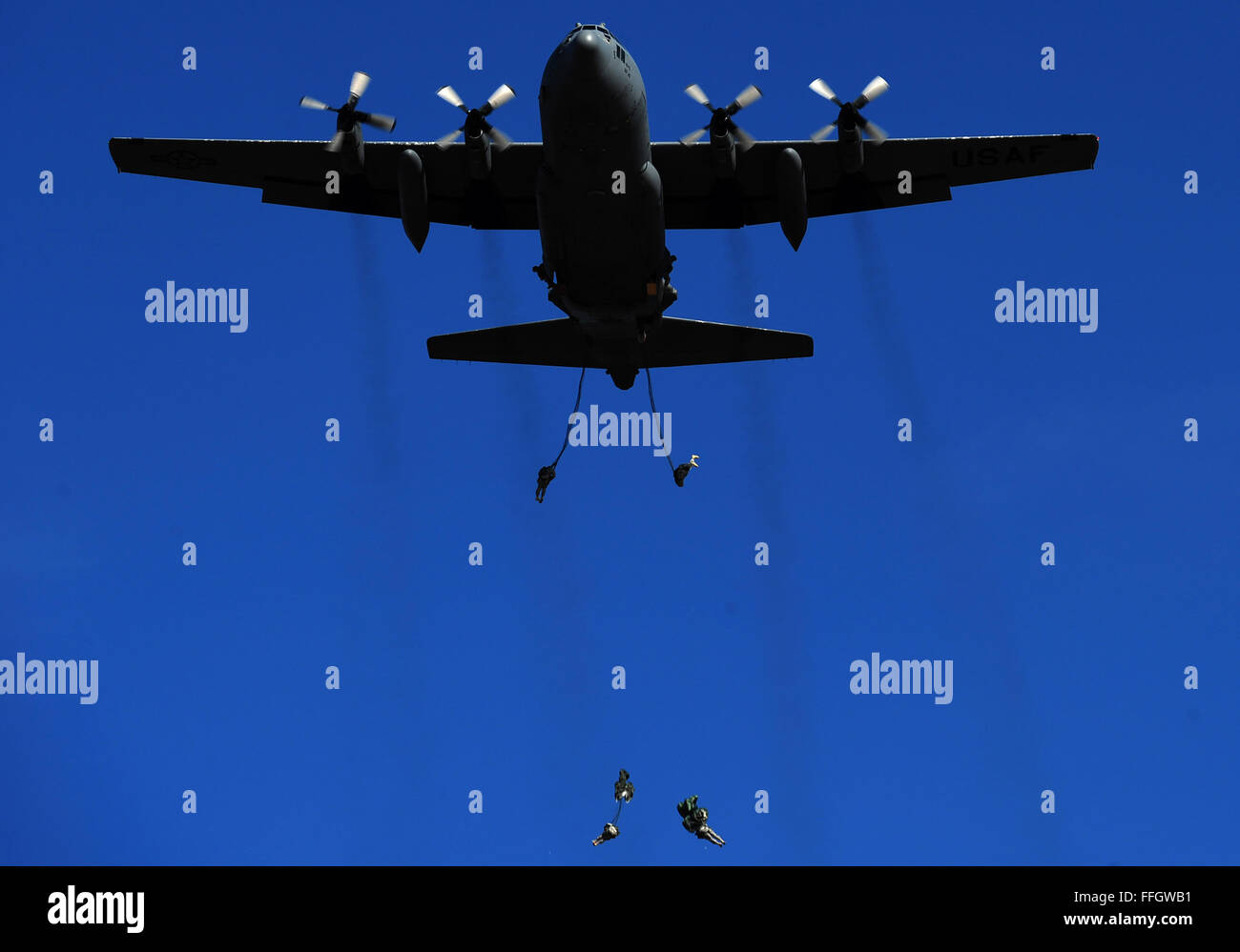 Les parachutistes de l'armée américaine de la 82e Division aéroportée descendre au sol après avoir sauté d'un C-17 Globemaster III sur la zone de la Sicile à Fort Bragg, N.C. Banque D'Images