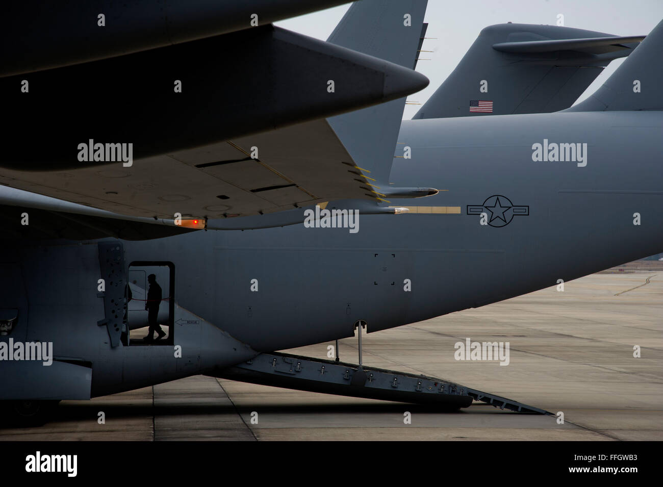 Un aviateur promenades dans un C-17A Globemaster III au cours de gros paquets semaine au Pape Domaine, N.C. LPW est un exercice qui utilise plusieurs Air Force C-130 Hercules et C-17A Globemaster III de façon à l'airdrop troupes et du fret. Banque D'Images Un aviateur promenades dans un C-17A Globemaster III au cours de gros paquets semaine au Pape Domaine, N.C. LPW est un exercice qui utilise plusieurs Air Force C-130 Hercules et C-17A Globemaster III de façon à l'airdrop troupes et du fret. Banque D'Images