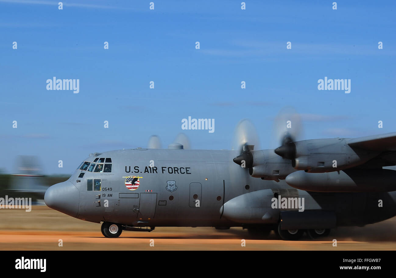 Les parachutistes de l'armée américaine de la 82e Division aéroportée descendre au sol après avoir sauté d'un C-17 Globemaster III, plus de dropzone Sicile à Fort Bragg, N.C. Banque D'Images