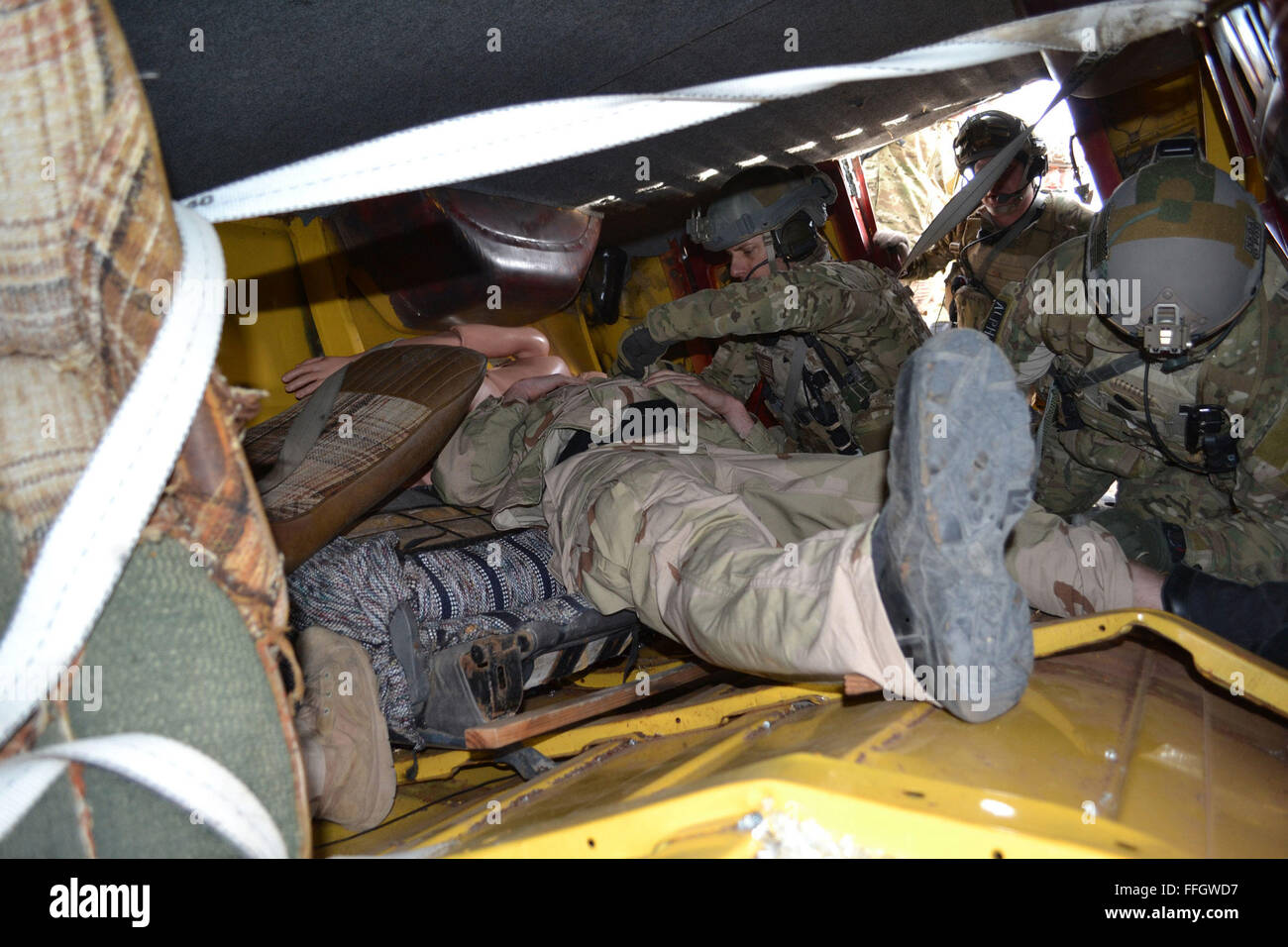 Aviateurs de la 304th escadron de sauvetage entrer un van renversé et administrer les premiers soins au combat pour les nuls dommages dans le cadre d'un exercice d'extraction du patient lors d'une formation à distance site dans Riley, Ore. Banque D'Images