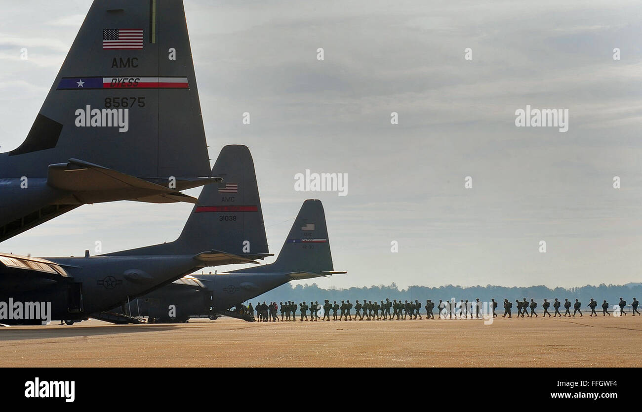 Les soldats de l'armée américaine un conseil C130J Hercules en préparation pour un saut au cours de gros paquets semaine au Pape Domaine, N.C. LPW est un exercice qui utilise plusieurs Air Force C-130 Hercules et C-17A Globemaster III de façon à l'airdrop troupes et du fret. Banque D'Images