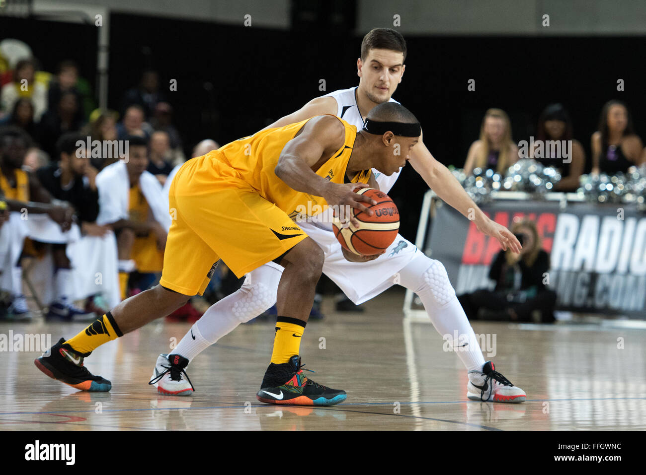 Londres, Royaume-Uni. Feb 13, 2016. Andre Lockhart (06) traités par Elvisi Dusha (12) au cours de la première moitié du jeu où les Lions ont perdu à Londres Surrey Scorchers 82 vs 90 à la boîte de cuivre, le Parc olympique de Londres. Credit : pmgimaging/Alamy Live News Banque D'Images