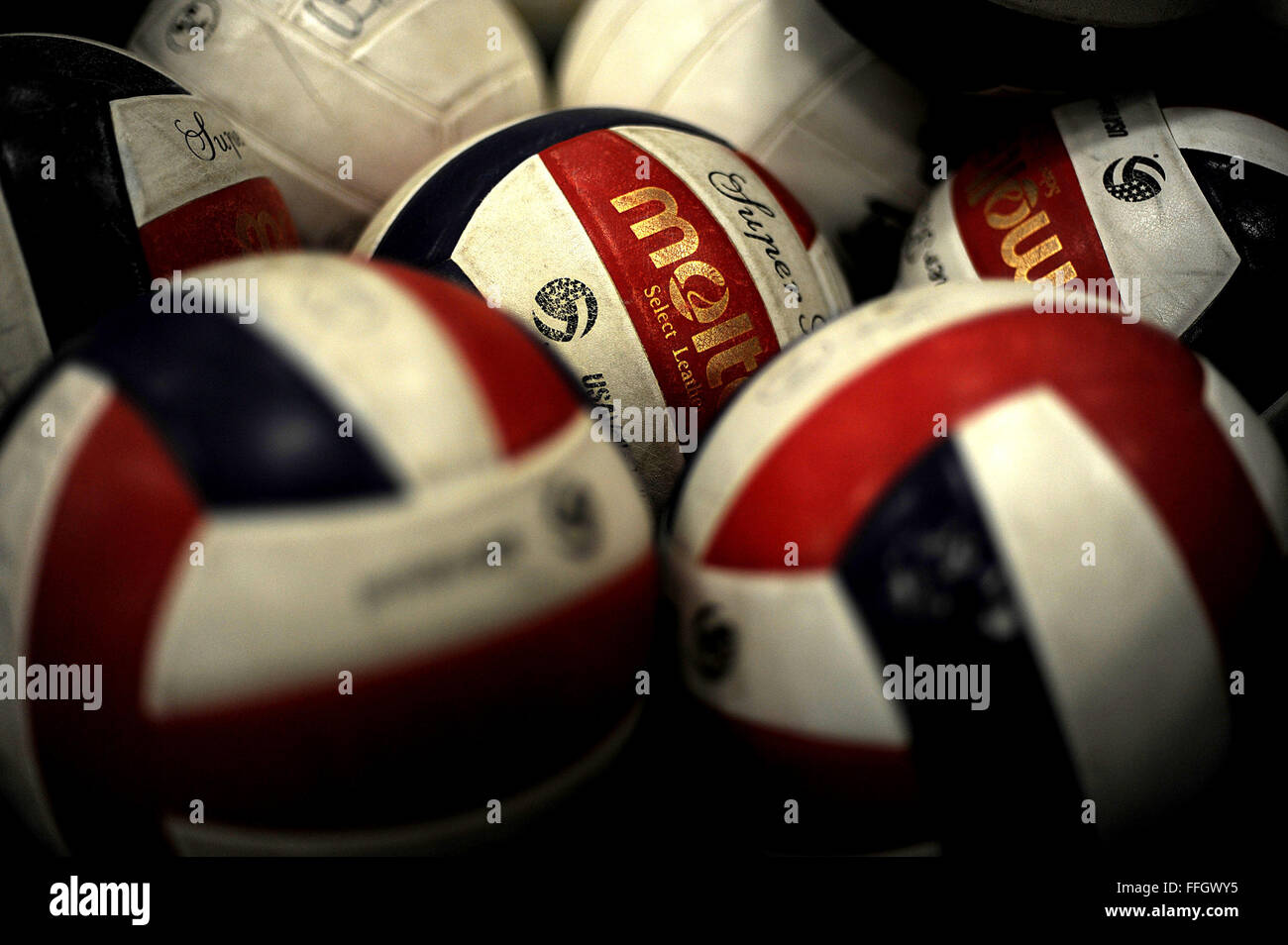 L'équipe de volleyball assis Jeux guerrier utilise une collection de ballons pour la pratique à l'Air Force Academy de Colorado Springs, Colorado l'équipe était à l'Académie pour le camp de sélection de jeux de guerrier Banque D'Images