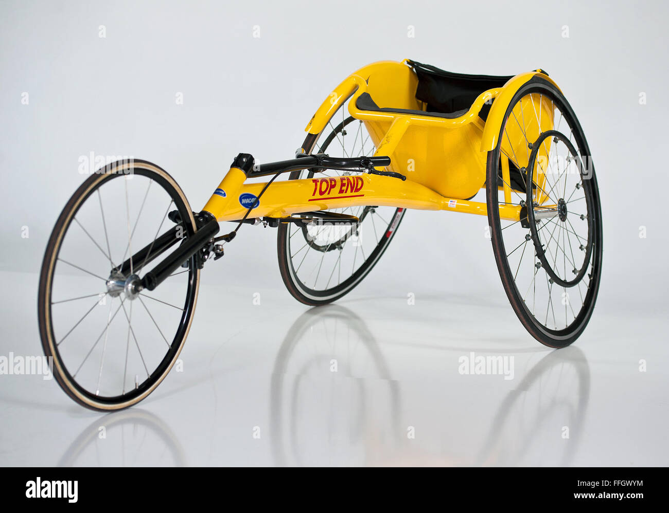 Un handcycle est un véhicule à trois roues qui peut être actionné par les bras ou le tronc de bras. Conçu avec un cadre tubulaire, il est utilisé à des fins sportives et récréatives, et adhère aux directives de l'Union cycliste internationale avec des modifications de conception spécifiques. Banque D'Images