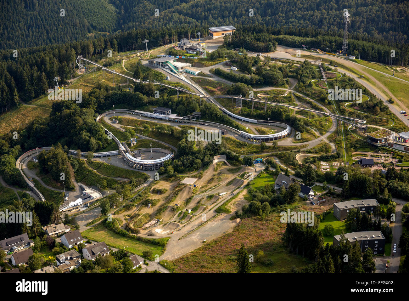 Vue aérienne, Winterberg bobsleigh, VELTINS EisArena, patinoire pour la luge, skeleton et bobsleigh sport, sports d'hiver, Bob Banque D'Images