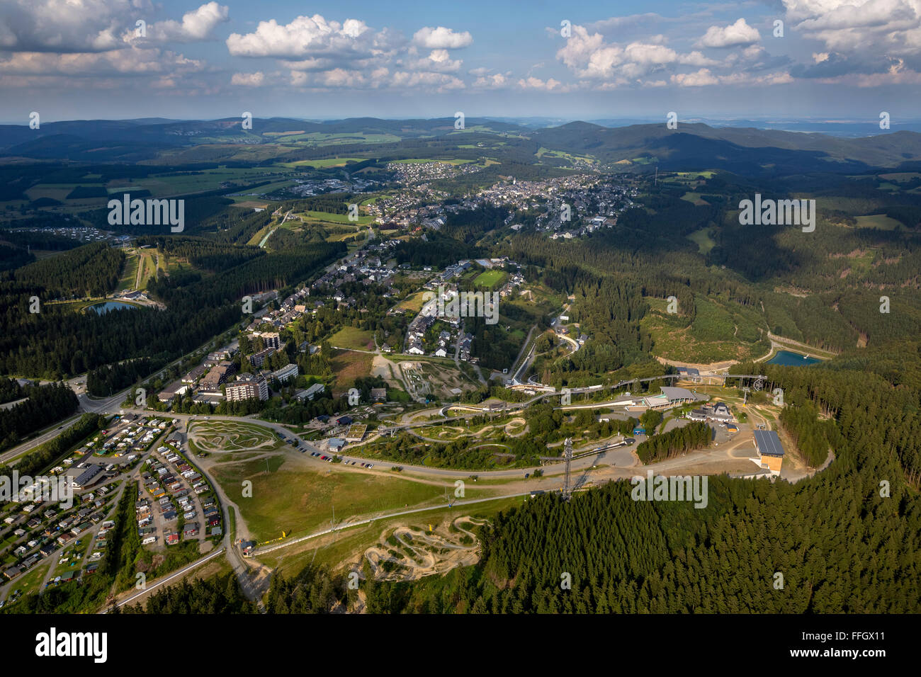 Vue aérienne, Winterberg bobsleigh, VELTINS EisArena, patinoire pour la luge, skeleton et bobsleigh sport, sports d'hiver, Bob Banque D'Images