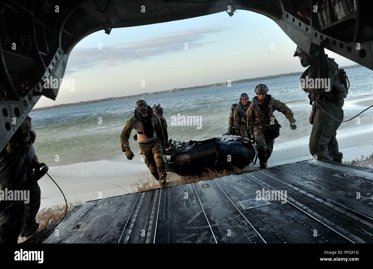 Air Force Special operations équipes météo participer à un scénario de formation sur un CH-47 Chinook au cours de l'exercice guerrier à Hurlburt Field, Floride SOWT aviateurs sont les météorologues offrant une formation unique pour fonctionner en territoire hostile ou refusé. Chaque mission des forces d'opérations spéciales est prévu à l'aide de l'analyse et la coordination des opérations spéciales météorologues. Banque D'Images