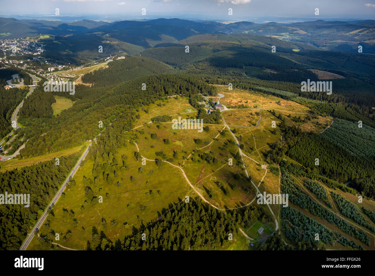 Vue aérienne, Kahler Asten couverture nuageuse basse, des landes, réserve naturelle, Astenturm, station météo Asten, Winterberg, Sauerland, Banque D'Images