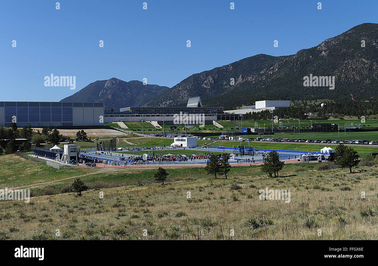 Les athlètes participent à une compétition d'athlétisme lors des Jeux de guerrier 2012 à l'U.S. Air Force Academy de Colorado Springs, Colorado, le 4 mai 2012. Banque D'Images