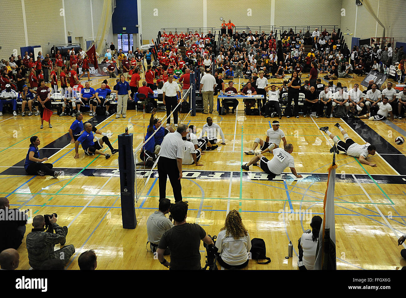 Les joueurs de l'Armée de l'air et le commandement des opérations spéciales prendre part à un des événements de volleyball assis, 1 mai 2012. Air Force a gagné par un score de 25-11 et 25-17. Banque D'Images