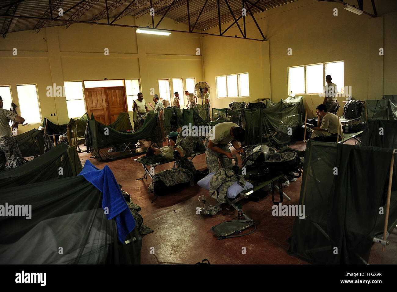 Les militaires américains déployés au Joint Task Force-Bravo élément médical à la base aérienne de Soto Cano, Honduras, se préparer à un vol en hélicoptère de 30 minutes au village de Wawina. Une fois à l'emplacement, ils devront fournir la médecine préventive, de dépistage et de soins d'un médecin et de la pharmacie et les services dentaires. Banque D'Images