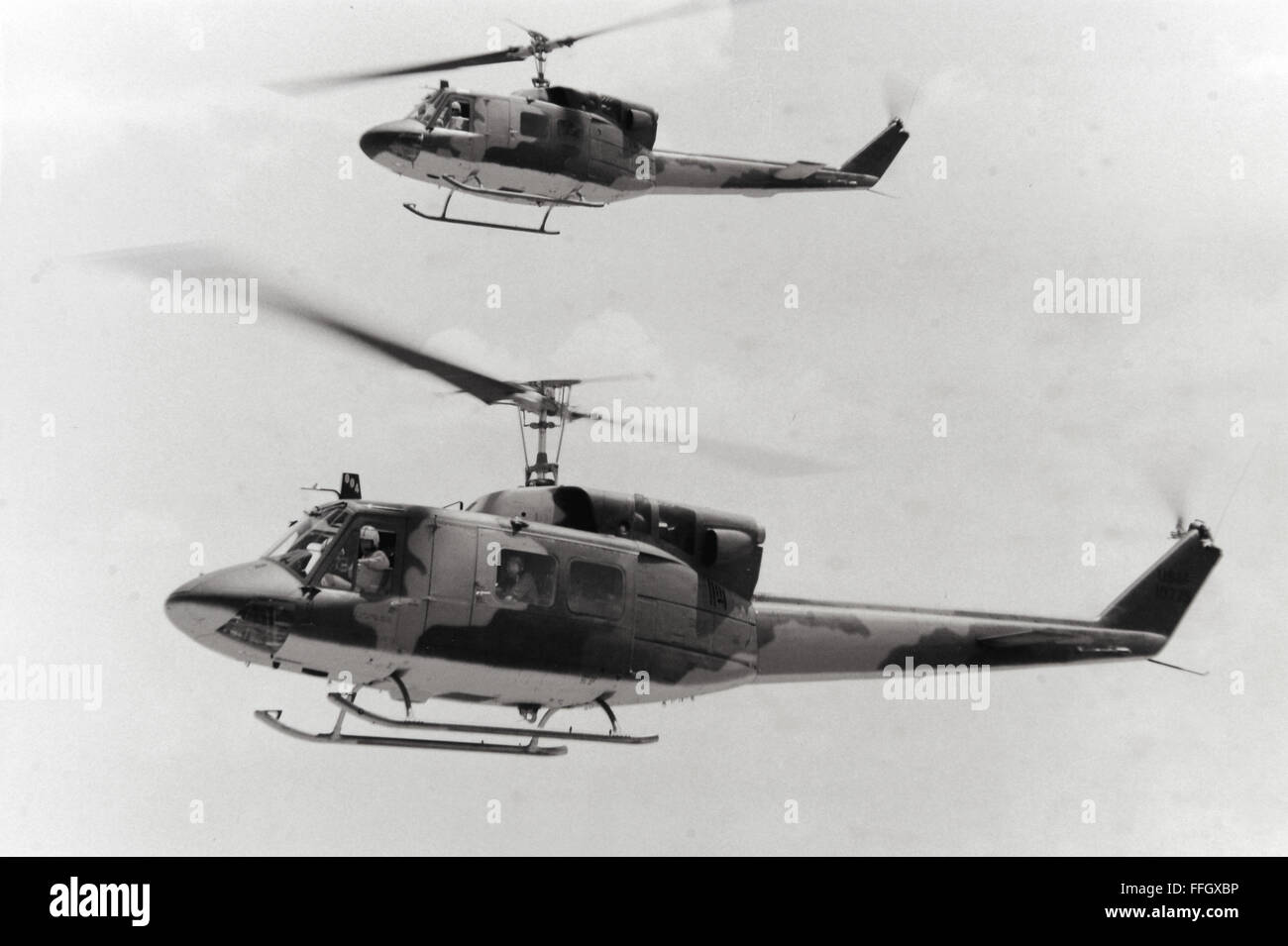 Une paire d'Air Force UH-1N sont en vol en 1970. Banque D'Images