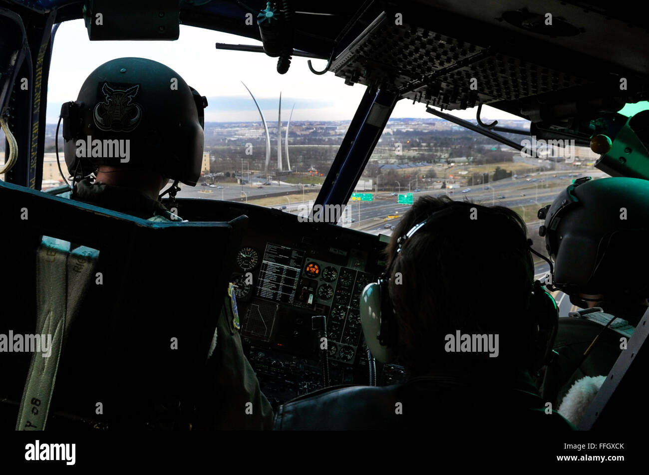 Un UH-1N du 1er Escadron d'hélicoptère vole entre la U.S. Air Force Memorial et le Pentagone à Arlington, en Virginie, l'UH-1N'est missions primaires comprennent le transport aérien d'urgence et de sécurité des forces d'intervention en cas de catastrophe, l'évacuation d'urgence des représentants clés du gouvernement, et le pont aérien pour les visiteurs de marque et des membres du personnel de soutien. Banque D'Images