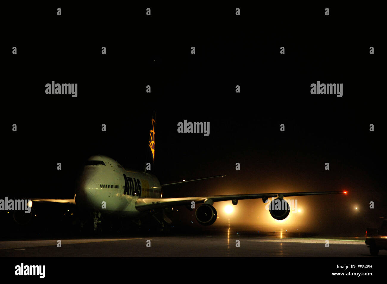 Un Atlas Air Boeing 747 taxis pour une place de stationnement dans un endroit tenu secret en Asie du Sud-Ouest. La 747 apporte le sang des produits qui sont utilisés pour soutenir les patients tout au long de la zone de responsabilité Banque D'Images