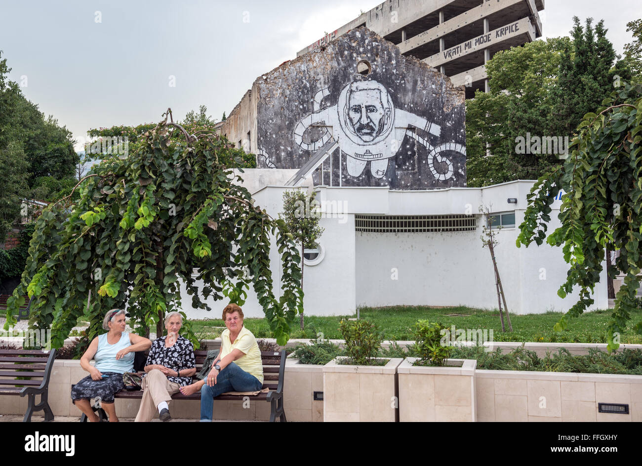 Des graffitis sur l'immeuble de la place d'Espagne, Mostar, en Bosnie. Édifice de la banque abandonnés (tour de sniper pendant la guerre) sur l'arrière-plan Banque D'Images