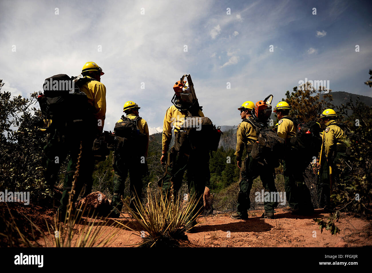 Hot Shot Vandenberg membres se préparent à couper une ligne de feu dans le Mont Saint François domaine de Colorado Springs, Colorado 'En raison de la menace pour les structures, ils veulent nous voir ici plus longtemps. Mais si c'était ma maison brûle, je veux quelqu'un dehors là aussi. Il est toujours à l'esprit la raison pour laquelle nous sommes ici. Je veux quelqu'un de protéger ma maison. Il nous garde, d'esprit et nous rappelle pourquoi nous sommes ici et ce que nous économisons,' dit Squad Patron Richard étrange. Banque D'Images