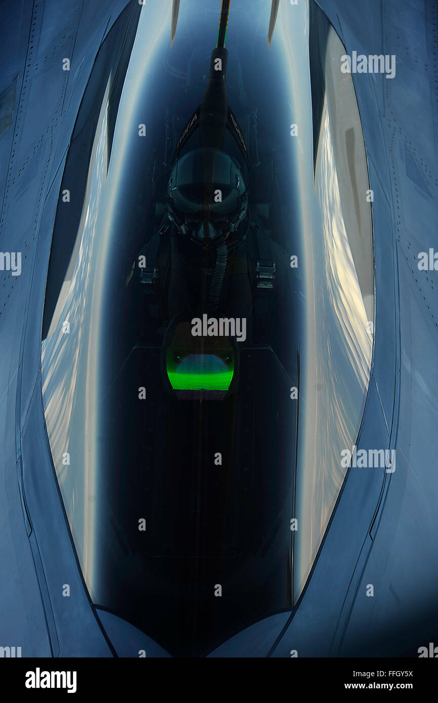 Un F-22 Raptor vole derrière un KC-135 au cours d'une mission de ravitaillement en vol sur la côte est. Le F-22 est affecté à la 1e Escadre de chasse à Joint Base Langley-Eustis, Va. Banque D'Images