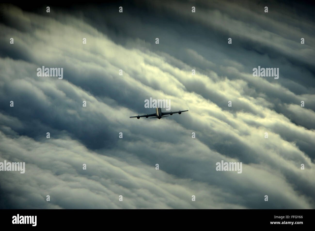 Un KC-135 vole dans les nuages de tempête sur sa façon de faire le plein d'un C-17 Globemaster au large de la côte est de la Floride. Le KC-135 est le premier avion à réaction de l'Air Force-powered et ravitailleur KC-97 Stratotanker a remplacé la. Banque D'Images