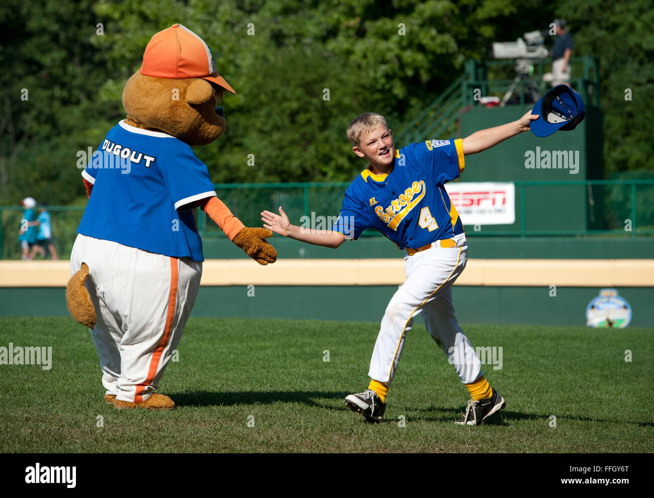 L'Europe peu de ligues majeures Nathan Kranz, serre la main avec l'étang-réservoir mascot avant leur premier match. Banque D'Images