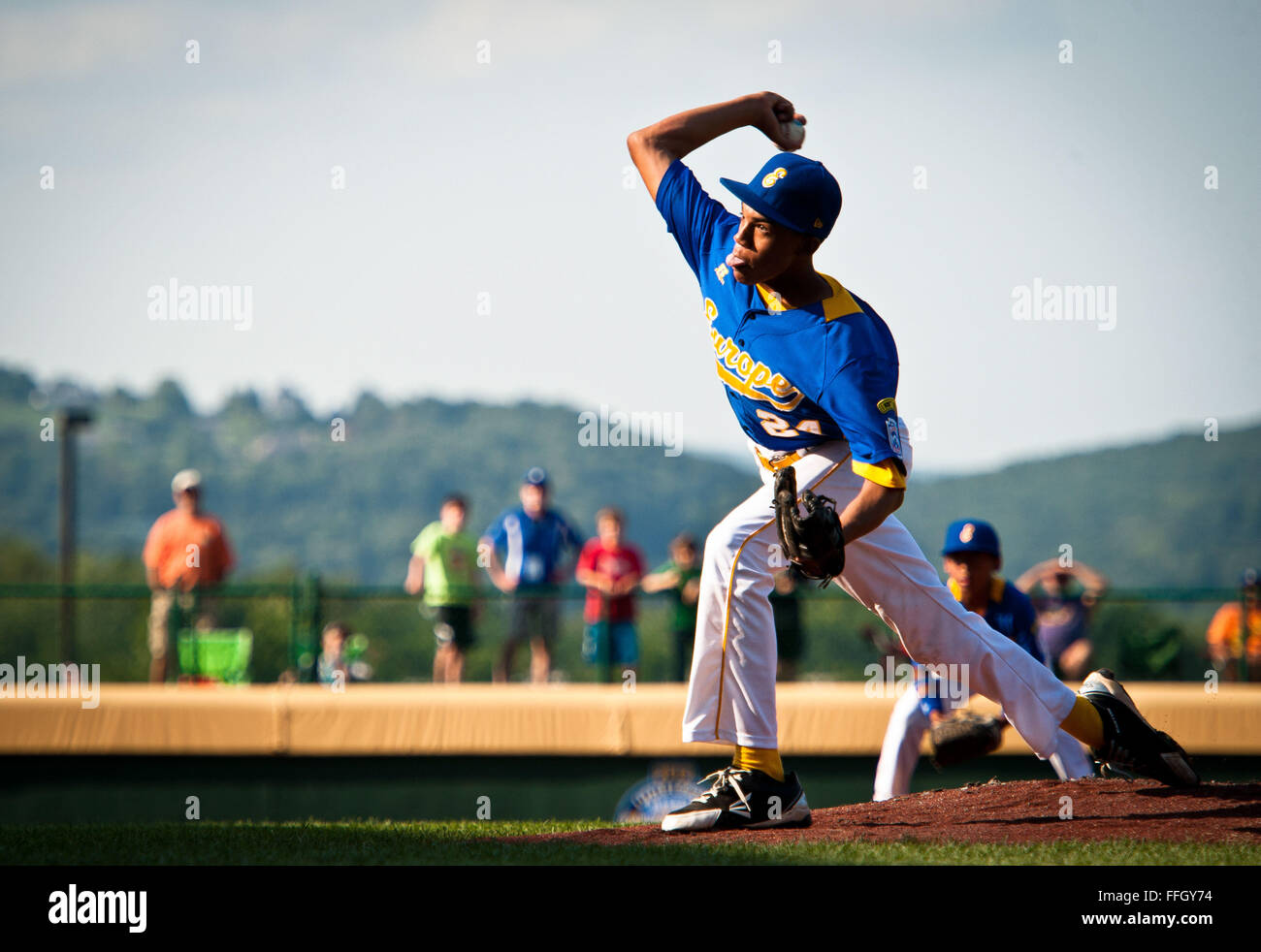 Wilson les vents jusqu'à jeter une hauteur en son premier match de la Série mondiale 2012 la petite ligue. Wilson et les autres joueurs de l'équipe de l'Europe sont à la charge de la communauté militaire de Kaiserslautern en Allemagne pour inclure la Force aérienne, l'armée et les membres du département de la Défense. Banque D'Images