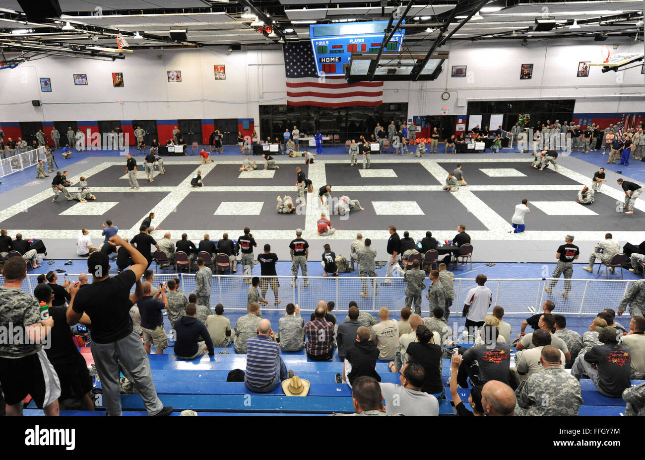 Les participants de la bataille sur huit tapis combiné au cours de l'armée américaine 2012 Championnat combatives. Banque D'Images