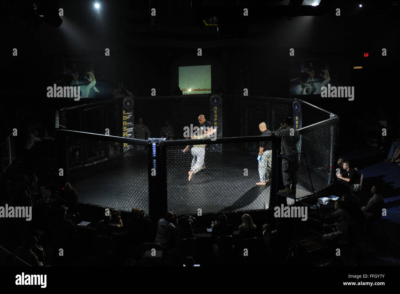 Le Sgt Tech Christopher Davis et le Capitaine Jason Norwood concourent dans la division des poids moyens au Championnat de combatives de l'armée américaine 2012. Norwood a obtenu la victoire dans un match étroitement disputé avec une soumission de tap-out. Banque D'Images