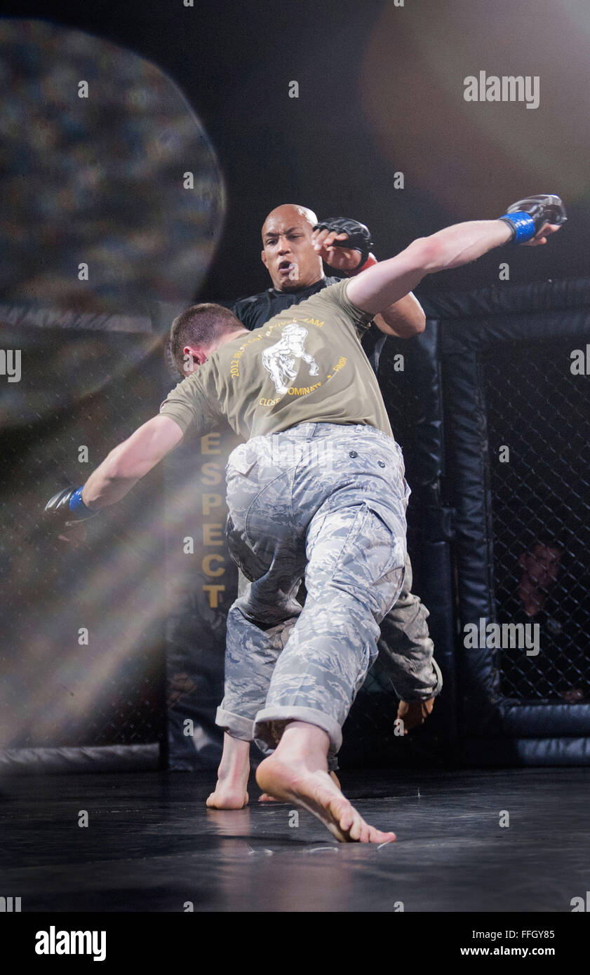 Davis jette un coup de poing sur le capitaine Jason Norwood dans une altercation, capturée sur une photo de Marvin Lynchard pour joint Hometown News Service. Banque D'Images