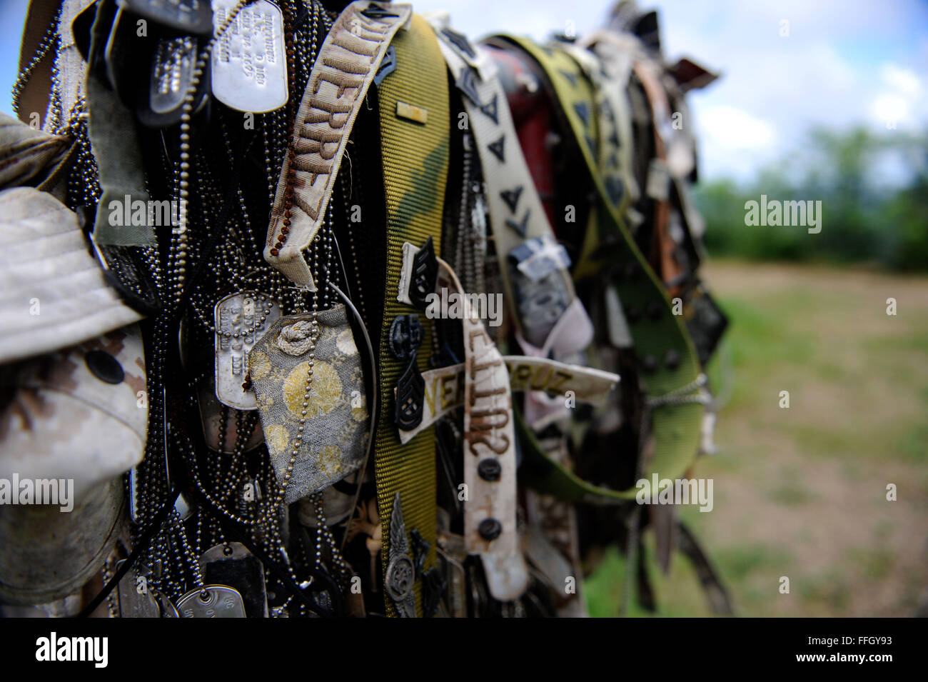 Au sommet du mont Suribachi, Marine Corps rubans insignes de grade, nom, badges, dog tags, ceintures et chapeaux se suspendre à un mémorial aux morts Marines de la Février 1945 La bataille d'Iwo Jima. Banque D'Images