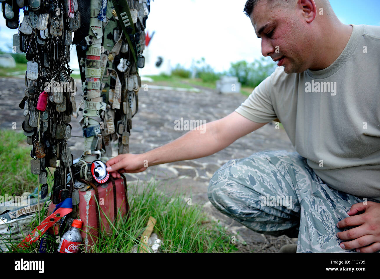 Tech. Le Sgt. Michael Lydko met l'Aigle 'Keeper' patch sur le mont Suribachi, mémorial des Marines américains qui sont tombés pendant la bataille d'Iwo Jima en février 1945. Lydko est la 18e Escadron d'opérations d'entretien sous-officier responsable de l'élément formateur. Banque D'Images