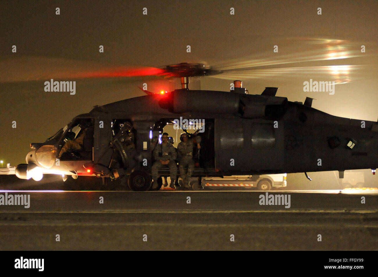 Le sergent-chef en chef de l'Armée de l'air James A. Roy, milieu, et chef Master Sgt. Mitchell s'Balutski prêt à décoller dans un HH-60G Pave Hawk dans un endroit inconnu en Asie du Sud-Ouest. Roy s'est rendu avec les aviateurs déployés afin de discuter de leurs problèmes et préoccupations. Balutski est la 386e Escadre expéditionnaire de la chef de la commande. Banque D'Images