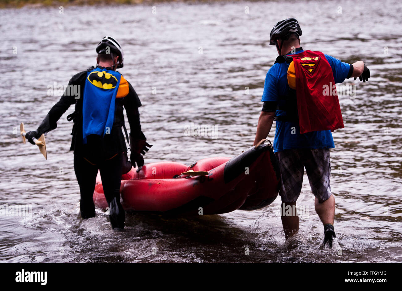 Au lieu de voler à la ligne d'arrivée, les sgt. 1re classe Jason Loveday et  Eric Clontz des binômes et à transporter un kayak gonflable de l'eau pour  commencer le duckie partie